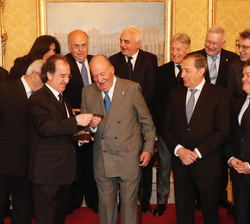Su Majestad el Rey Don Juan Carlos recibe el Carné Oro de la Asociación Española de la Prensa Deportiva